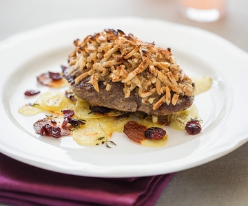 Reh-Schnitzel mit Nusskruste und Knusperkartoffeln