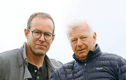 Zwei Menschen sind in einer lebendigen Szene abgebildet, die miteinander interagieren.