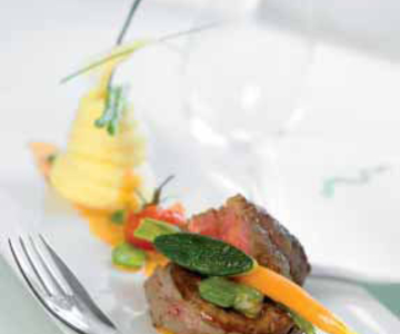 Rinds-Entrecôte mit Thymian, Vanillekartoffeln und Rohschinkenschaum