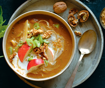Marroni-Suppe mit Apfel, Sellerie und Nüssen