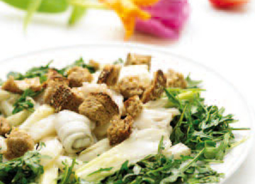 Frühlingssalat mit Flunderröllchen