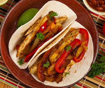 Fajitas mit gegrilltem Poulet und Tomaten-Joghurt-Sauce