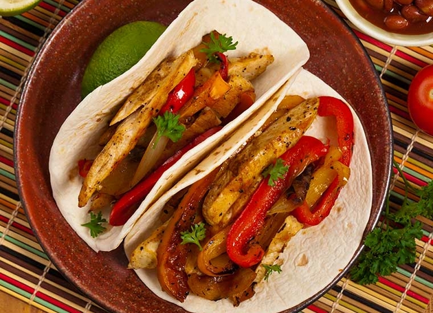 Fajitas mit gegrilltem Poulet und Tomaten-Joghurt-Sauce
