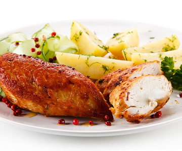 Pouletbrüstchen mit fruchtigem Gurkensalat und Salzkartoffeln