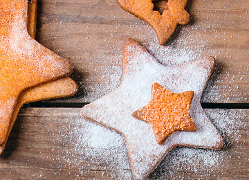 Ein ansprechendes Bild präsentiert eine Vielfalt an gesunden Lebensmitteln und frisch gebackenen Köstlichkeiten.