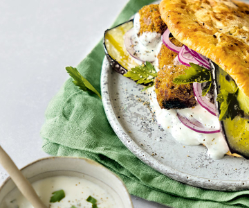 Gefülltes Fladenbrot mit gegrillten Auberginen und Falafel