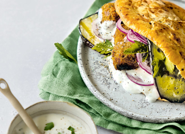 Gefülltes Fladenbrot mit gegrillten Auberginen und Falafel