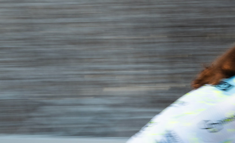 Radfahrerin des Cycling Team Ost fährt durch eine verschneite Waldlandschaft.