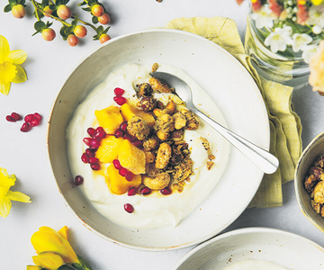 Nuss-Granola mit Joghurt und Früchten