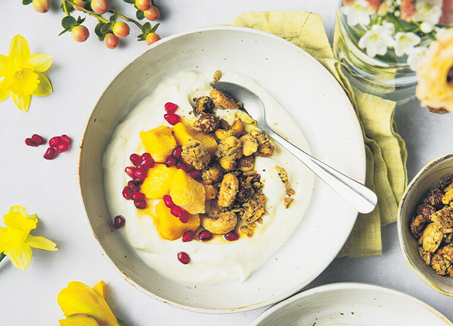 Nuss-Granola mit Joghurt und Früchten