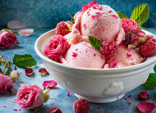 Eine Schüssel mit Eis mit Himbeeren und Rosen