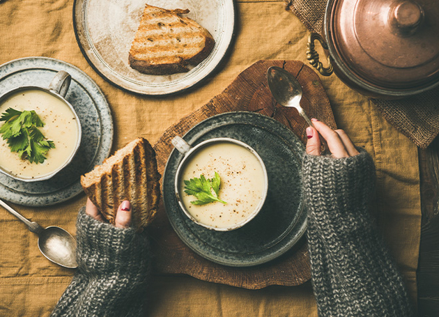 Selleriecremesuppe mit Petersilienöl und Stangensellerie