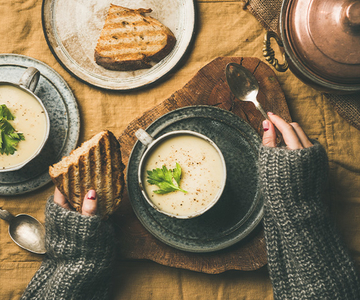 Selleriecremesuppe mit Petersilienöl und Stangensellerie