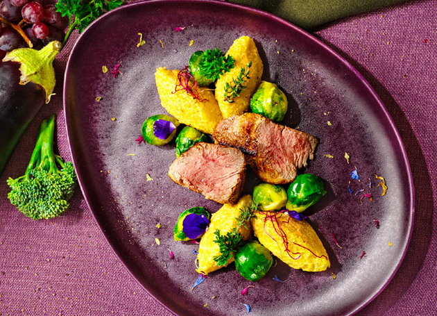Kalbsrücken mit Apfel-Salbei-Butter, Polenta und Rosenkohl