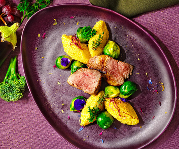 Kalbsrücken mit Apfel-Salbei-Butter, Polenta und Rosenkohl