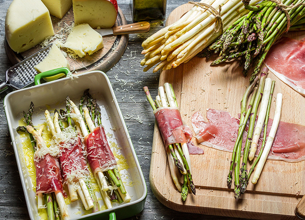 Spargel im Schinkenmantel