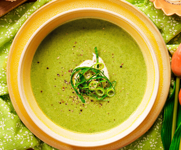 Bärlauchsuppe mit Kartoffeln und Crème fraîche