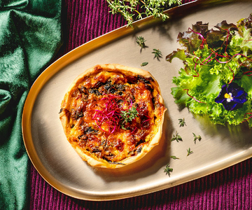 Herbstliche Quiche mit Birne, Aubergine, Spinat und Hüttenkäse