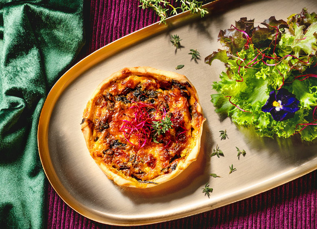 Herbstliche Quiche mit Birne, Aubergine, Spinat und Hüttenkäse