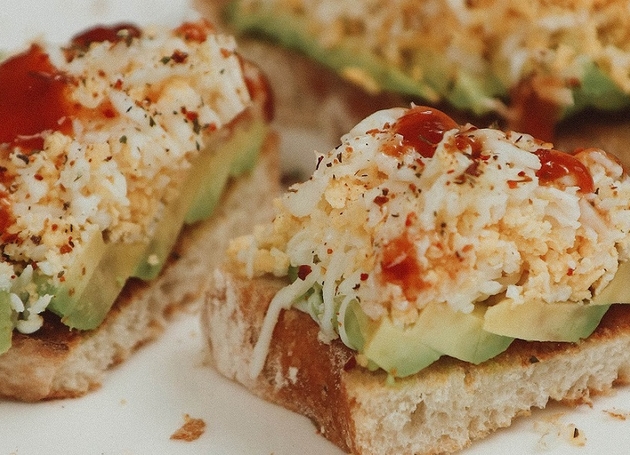 Avocado-Toasts mit Käse und Ketchup.