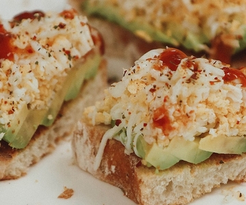 Avocado-Toasts mit Käse und Ketchup.