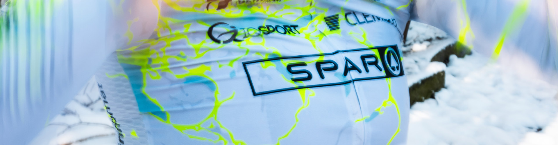 Nahaufnahme des Trikos des Cycling Team Ost mit verschiedenen Partner Logos